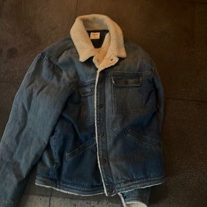 Jean jacket in perfect condition. Very thick.